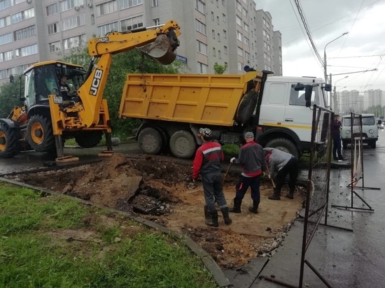 Власти Калуги показали дыру в трубе, оставившую без воды Правобережье