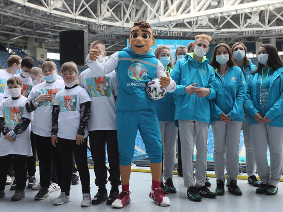 Около 300 петербургских волонтеров провакцинировали перед Евро-2020