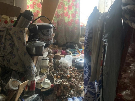В Омске уборщики по суду очистили муниципальную квартиру от гор мусора