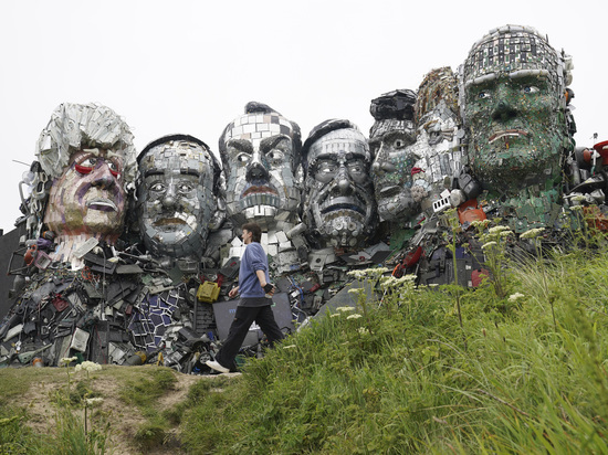 В Англии создали скульптуру лидеров G7 из электронного мусора