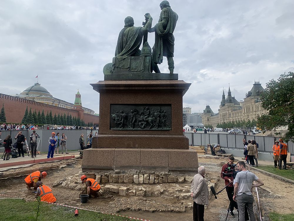 Памятник Минину и Пожарскому обнесли забором: кадры раскопок