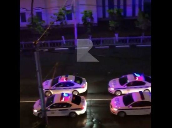 В центре Рязани сняли на видео колонну полицейских машин