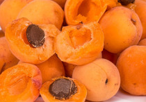 Врач-диетолог Татьяна Бочарова в интервью РИА «Новости» рассказала о том, кому нельзя есть абрикосы