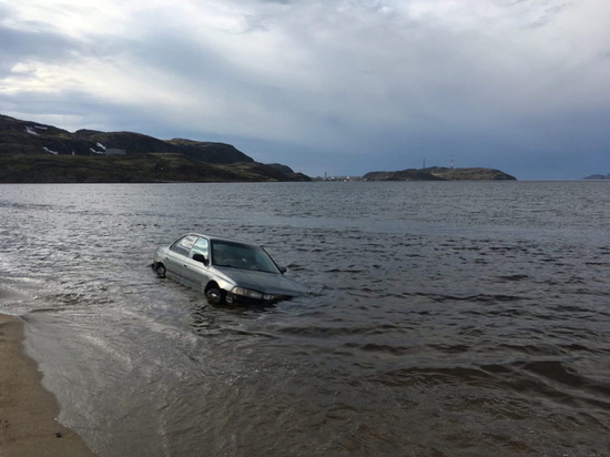 В териберских водах утонул очередной автомобиль