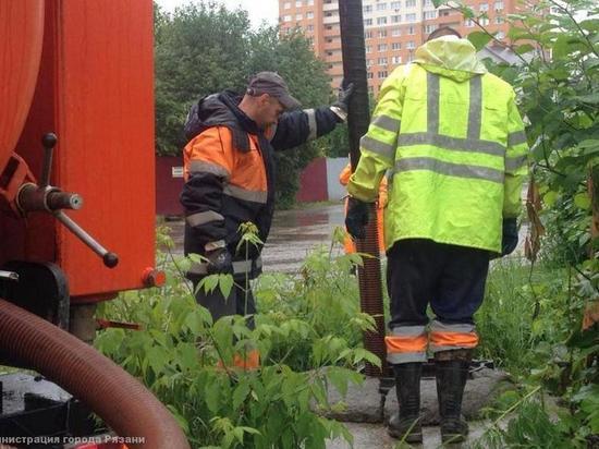 В Рязани после дождя откачивают воду из ливневок