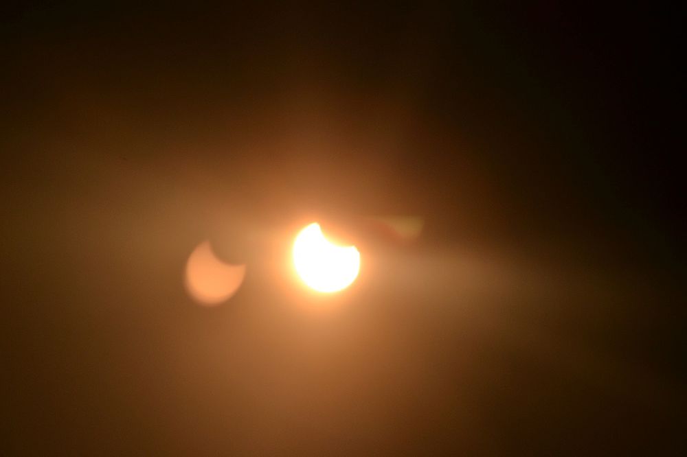 Петербуржцы поделились фото кольцевого солнечного затмения