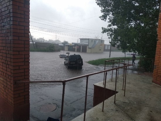 В Курске на улице Республиканской утонули два легковых автомобиля