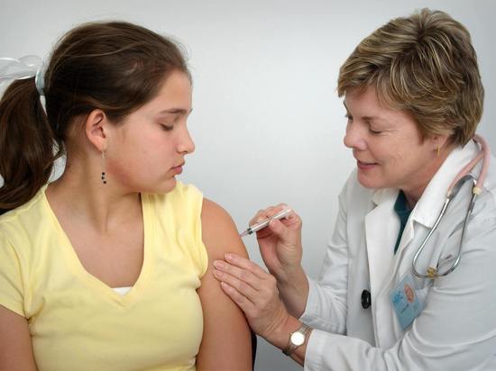 Власти призывают к скорейшей вакцинации подростков
