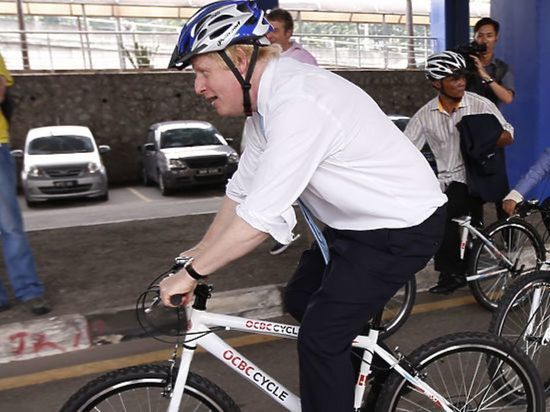 СМИ: Джонсон получил велосипед в качестве подарка от Байдена