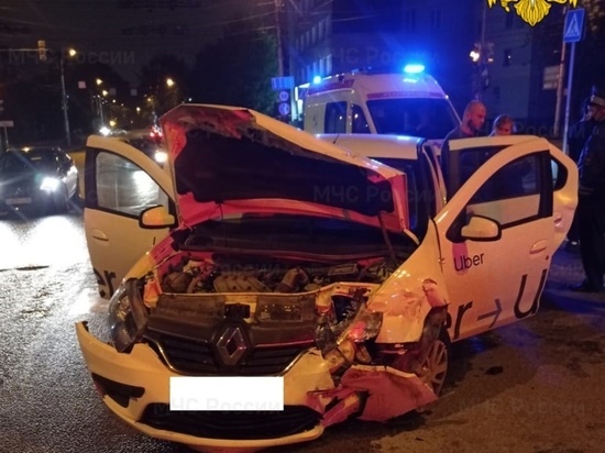 Жесткое ДТП с такси произошло в центре Калуги ночью