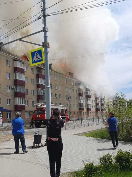 Крыша жилой многоэтажки выгорела в Южно-Сахалинске
