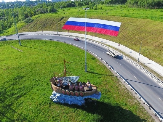 На окружной Калуги появился гигантский российский триколор