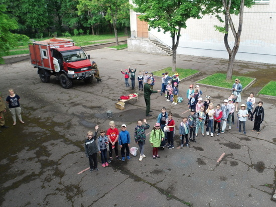 Смоленские спасатели рассказали детям о лесных пожарах и как с ними борются
