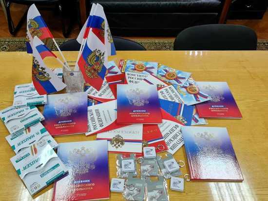 Подросткам Фокинского района Брянска торжественно вручили паспорта