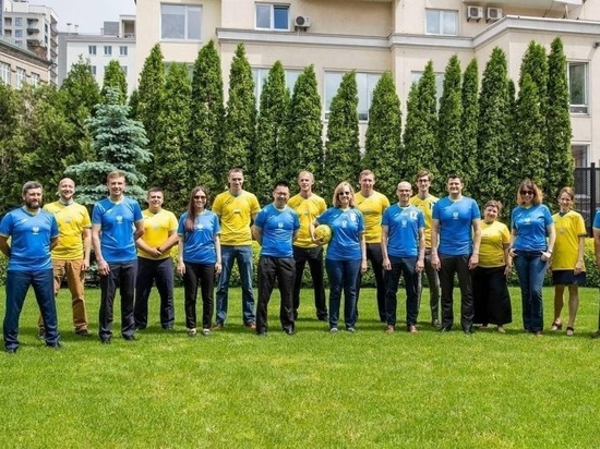 Сотрудники посольства США надели форму украинских футболистов