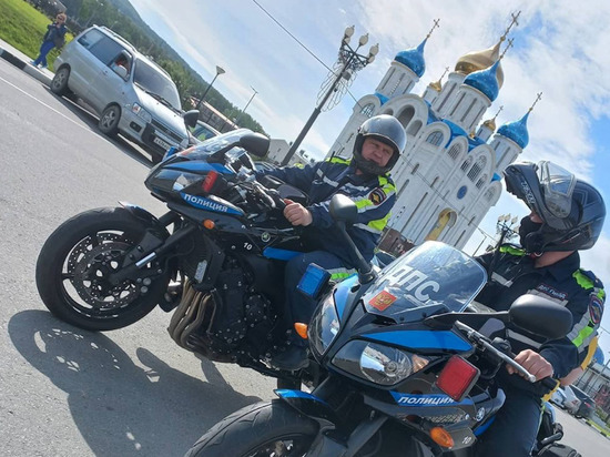 Полицейские на мотоциклах патрулируют движение в Южно-Сахалинске