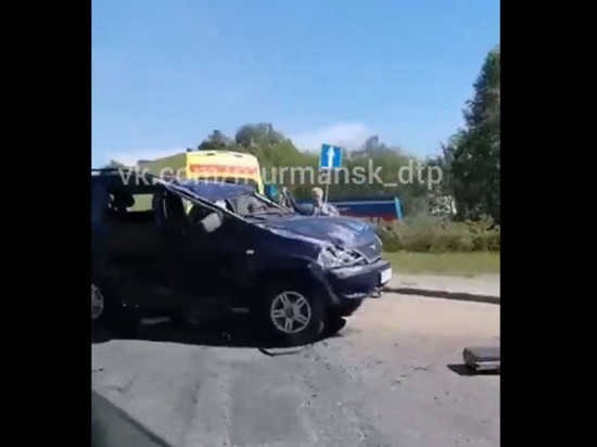 На въезде в Мурманск столкнулись два автомобиля