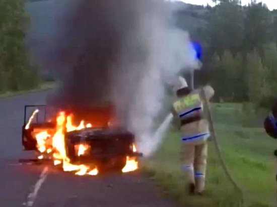 34-летний водитель сжег свою машину во время составления протокола в Красноярском крае
