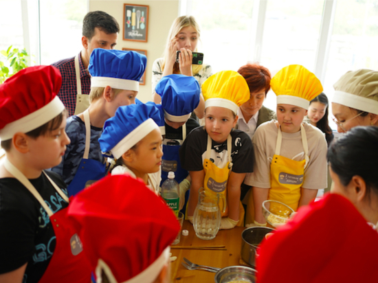 Участники мероприятия внимательно изучали то, как нужно готовить мини-кимпаб и корейский козинак кеканджон