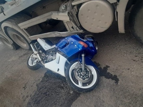 Мотоциклист врезался в грузовик на трассе под Саратовом