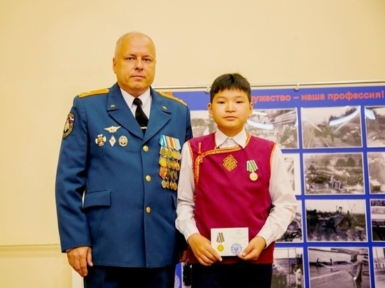 В Туве школьник получил награду за спасение тонущих людей