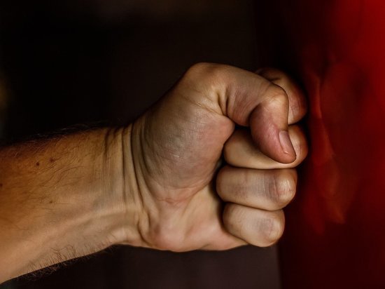 Двое бомжей подрались на проезжей части в Барнауле