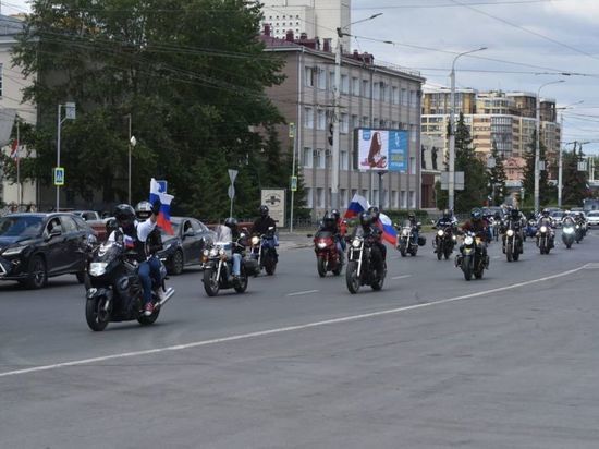 К Дню России в Омске байкеры провели праздничный мотопробег