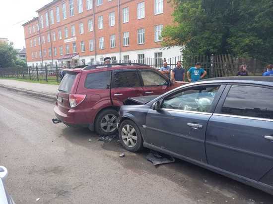 При столкновении двух машин в Твери пострадали четыре человека