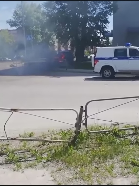 В Новосибирской области в субботу загорелся припаркованный автомобиль