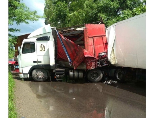 В Макеевке столкнулись две фуры