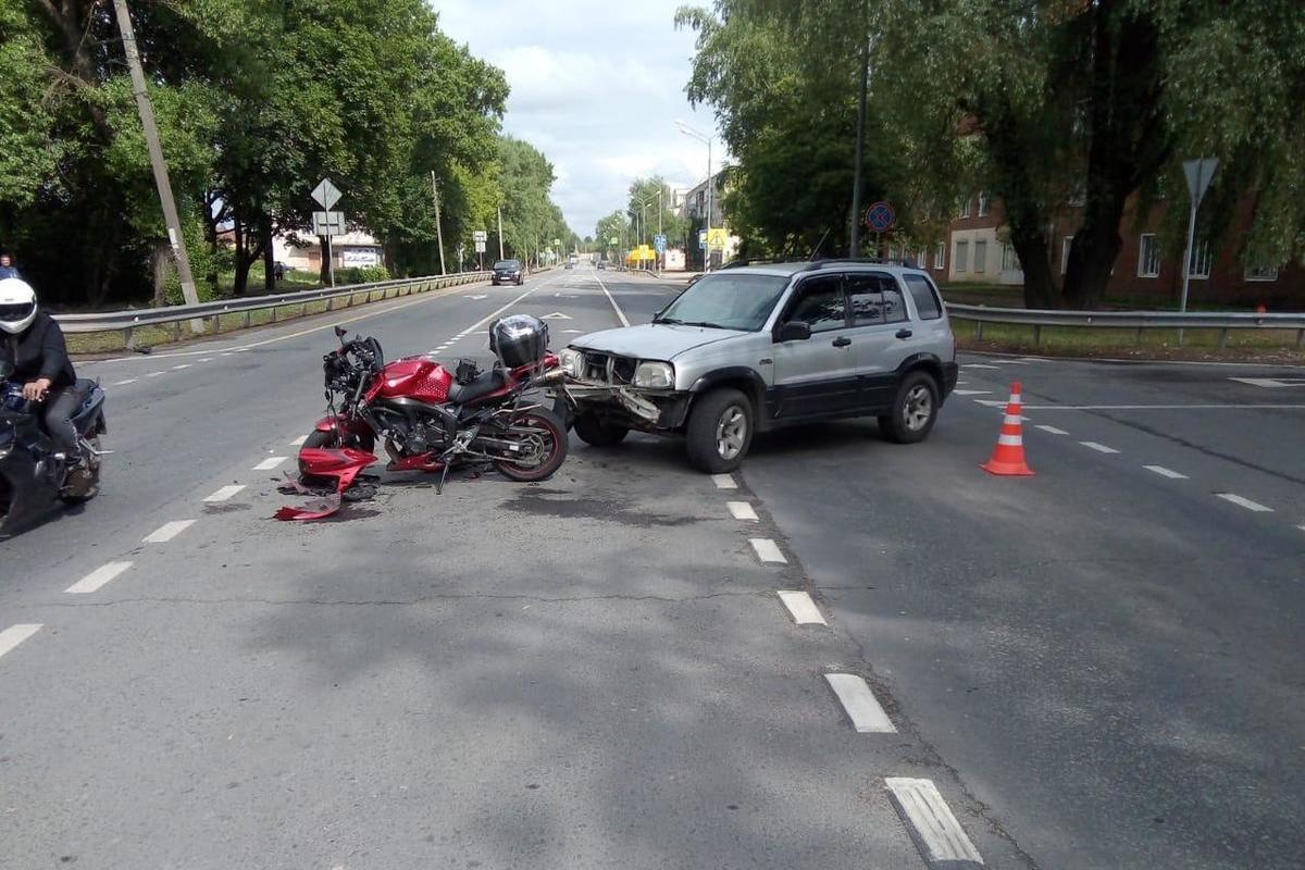 Два мотоцикла в одной полосе