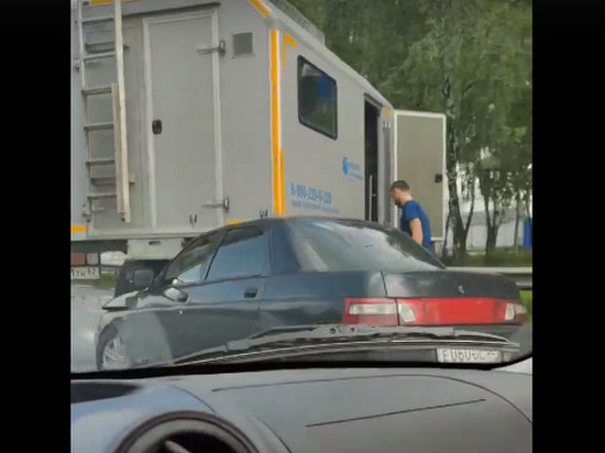 На улице Зубковой в Рязани столкнулись фургон и «десятка»