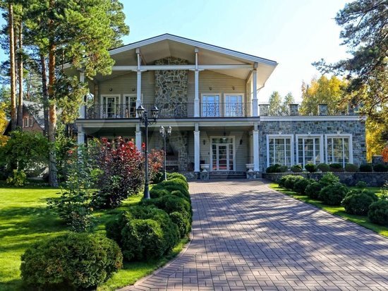 Дом за 155 миллионов рублей продают в элитном поселке в Новосибирске