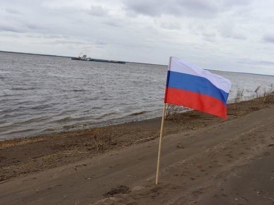 Активисты ОНФ установили флаг России на пересечении Полярного круга с Енисеем в Красноярском крае