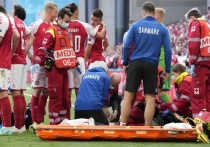 В матче соперников сборной России Финляндии и Дании произошла трагедия. Полузащитник датчан Кристиан Эриксен на 43-й минуте упал на поле, без видимых причин. Подняться он уже не смог. Судя по всему, врачи делали  ему непрямой массаж сердца. "МК-"Спорт" рассказывает, что произошло.. 