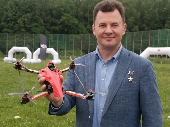 Роман Романенко запустил дрон с надписью "Россия - страна первых"
