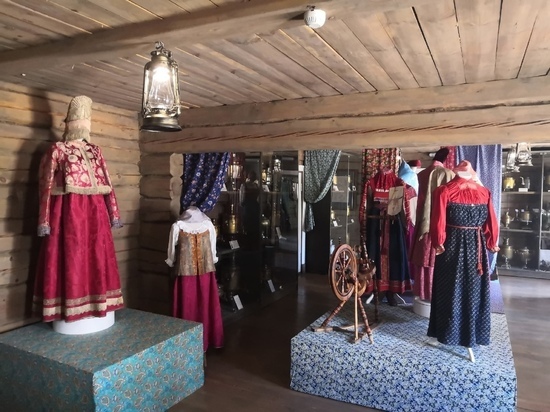  Семь музеев России представили в Изборске коллекции народных костюмов