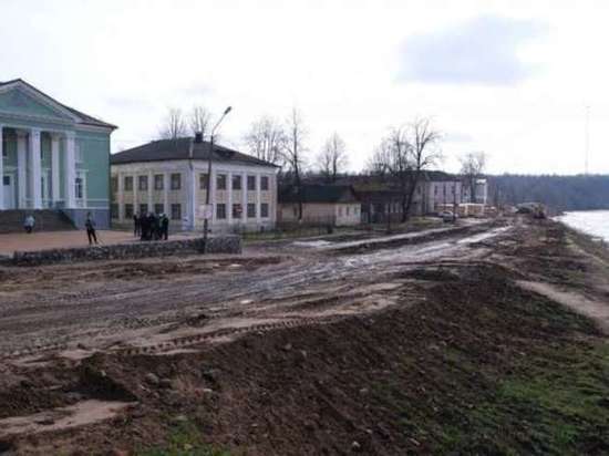 Министерство ЖКХ и ТЭК сомневается, что ремонт набережной в Боровичах закончится вовремя