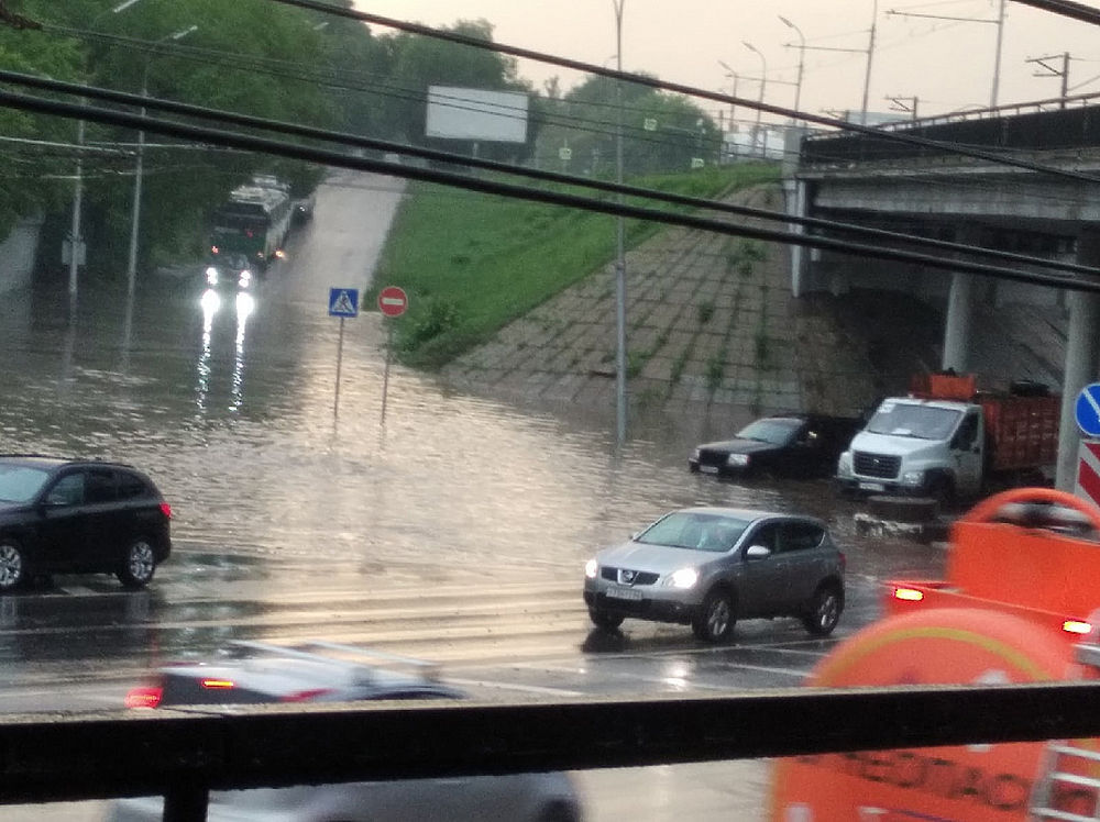 Последствия ливня в Рязани 12 июня: фото залитых улиц и утонувших машин