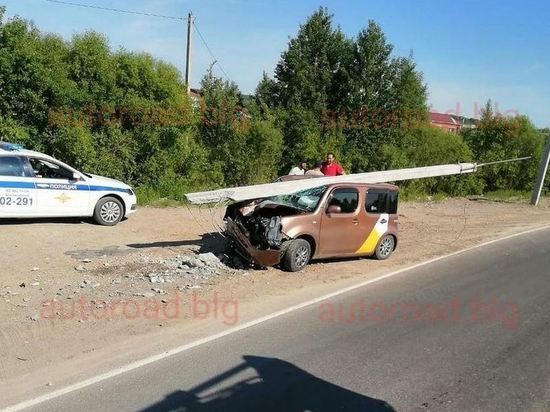 Таксист снес электроопору вблизи Моховой Пади
