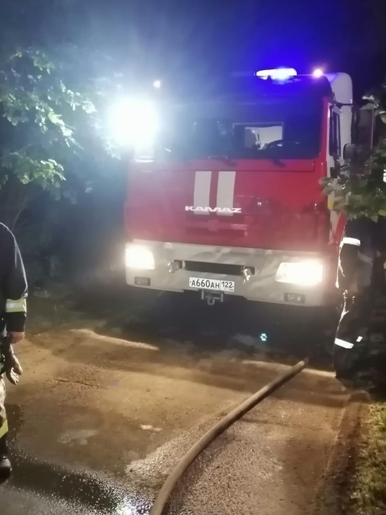 Барнаульские спасатели эвакуировали 25 человек из горящего дома