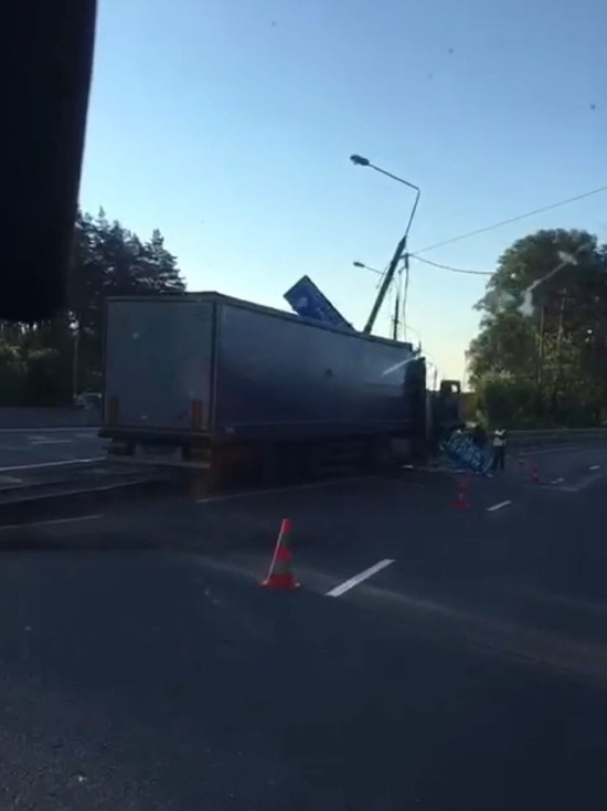 В Тверской области фура снесла дорожный указатель