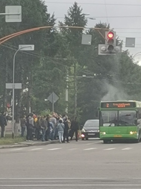 Наполненный пассажирами автобус задымился в Кемерове