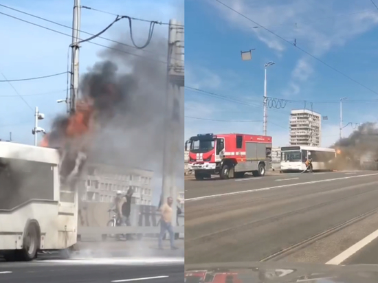 Пассажирский автобус на ходу загорелся на Володарском мосту в Петербурге