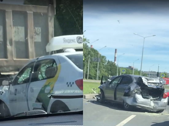 Пассажирка вылетела из такси и погибла после ДТП с грузовиком в Петербурге