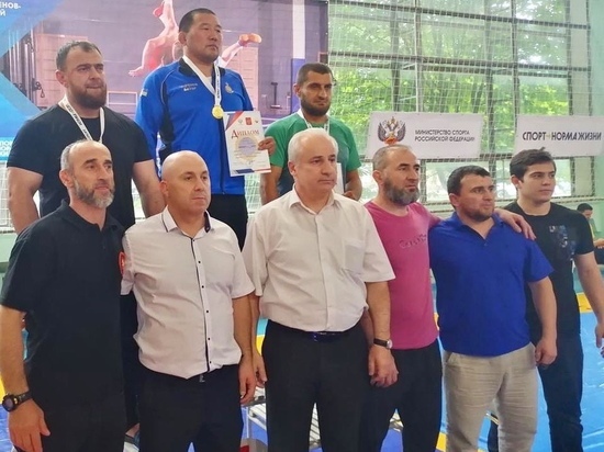 Борцы Бурятии взяли золото на ветеранском чемпионате в Ставрополье