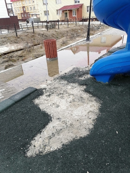 «Растаяло» вместе со снегом: подрядчику придется заново укладывать покрытие на детской площадке в Сеяхе