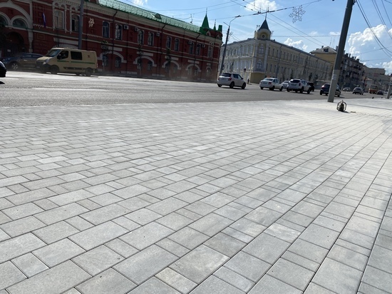 Тротуарную плитку на улице Советской в Туле положили наполовину