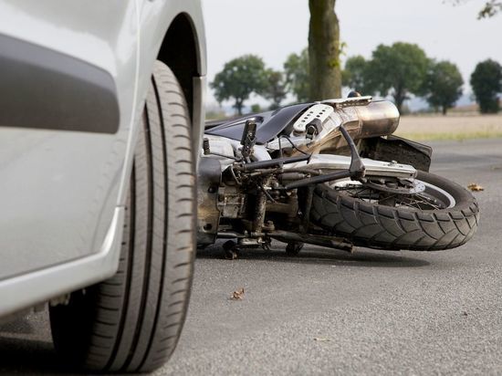 Мотоциклиста, пытавшегося обогнать сразу несколько машин, сбили в Старой Руссе