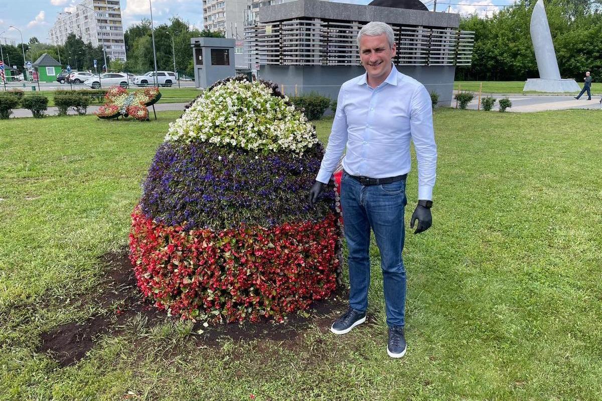Член ОП РФ Евгений Нифантьев высадил цветы в триколоре в честь Дня России -  МК